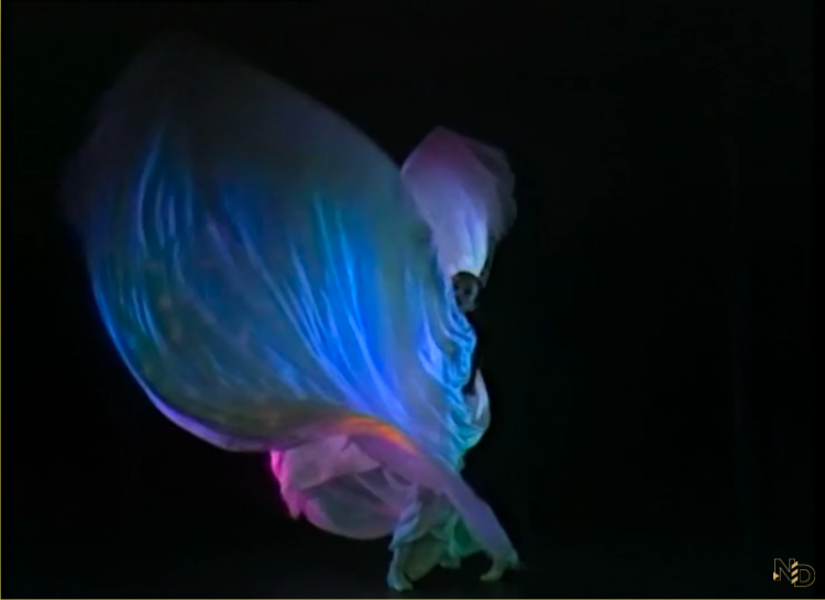 La danse des couleurs, Brygida Ochaïm, selon Loïe Fuller. Biennale de la danse. La danse des couleurs (1988) Chorographie : Loïe Fuller (États-Unis) Brygida Ochaïm (Allemagne) Réalisation : Charles Picq Production vidéo : 1988 – Biennale de la danse
