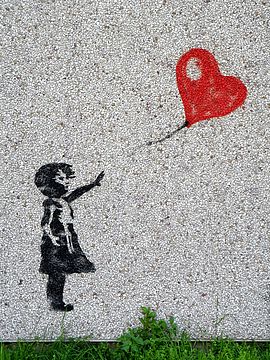Photo d'une oeuvre Street Art, petite fille rattrapant son ballon en forme de cœur - Agrandir l'image (fenêtre modale)