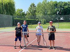 Enfants jouant au tennis - Agrandir l'image (fenêtre modale)