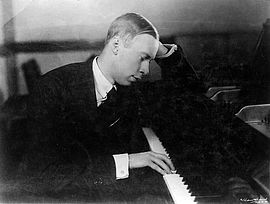 Photo en noir et blanc du compositeur Sergeï Prokofiev devant son piano