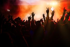 Photo de mains en l'air lors d'un concert